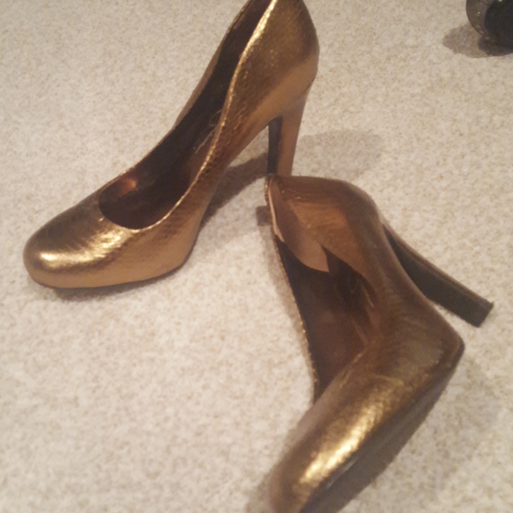 NWOT Jessica Simpson gokd heels
